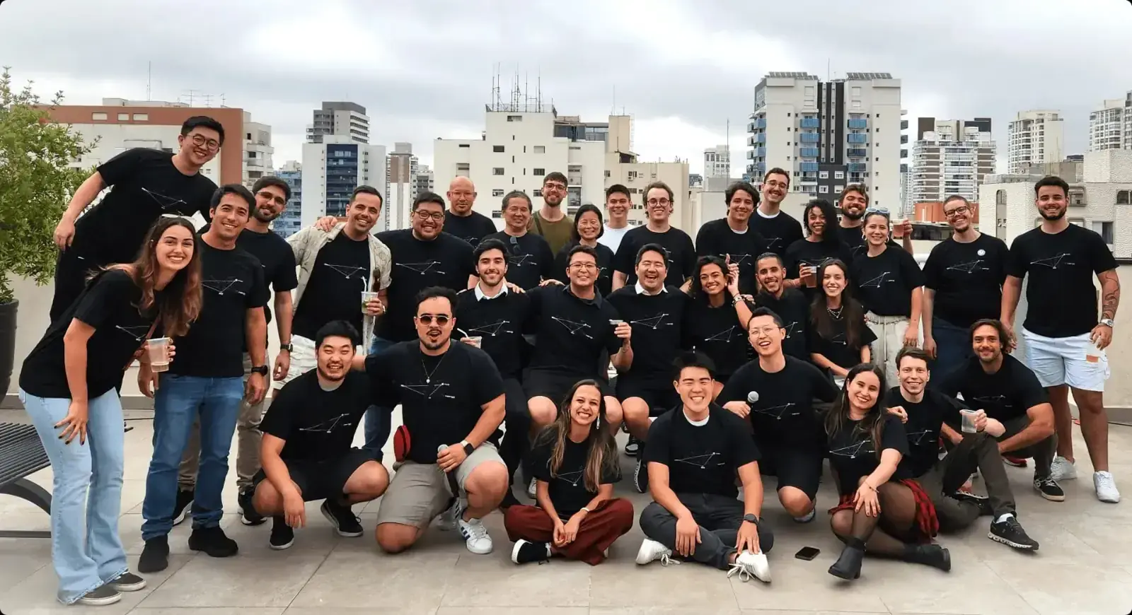 Time da Stage reunido em um terraço em São Paulo